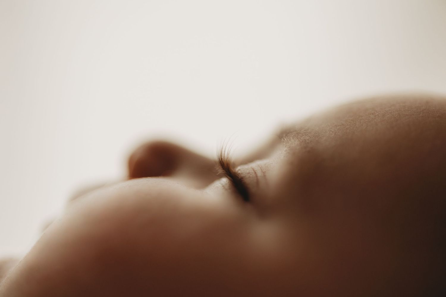 Natural light newborn photography session in Vilvoorde home studio near Brussels