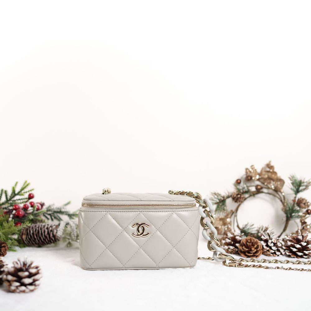 White Christmas decorative banner with pinecones, berries, and greenery on a rustic wooden background.