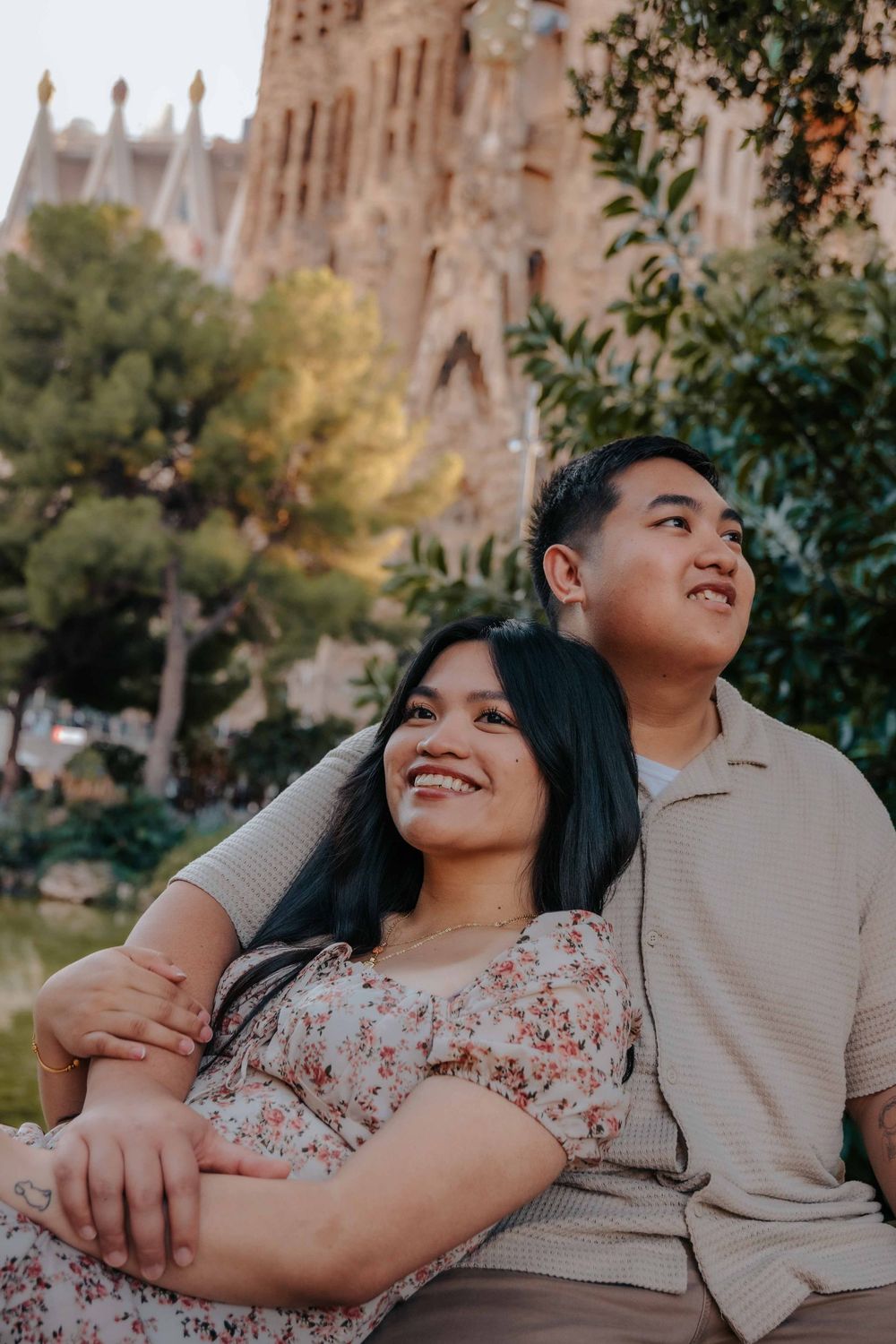 Natural couples photoshoot Barcelona featuring the Nativity Facade.