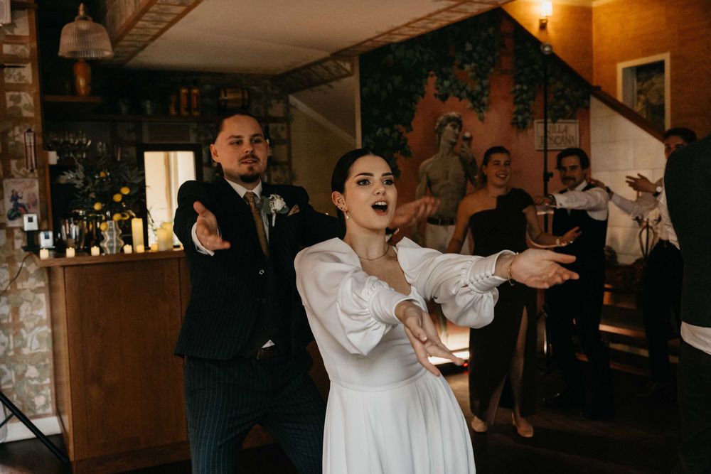 Taniec i radość w toskańskiej scenerii