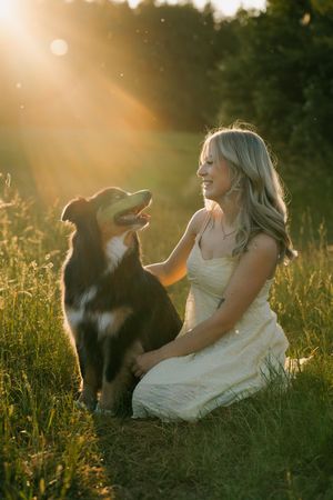Shooting mit Mensch&Hund zum Sonnenuntergang auf einer Wiese im Rottal-Inn bei Pfarrkirchen