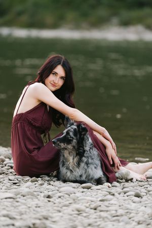 Mensch-Hund-Shooting mit einem Australian Shepherd an einem Fluss in Oberösterreich