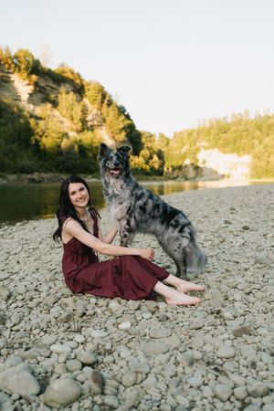 Mensch-Hund-Shooting mit einem Australian Shepherd an einem Fluss in Oberösterreich