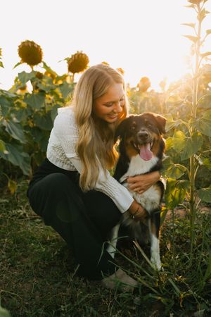 Verlobungsshooting mit Hund in einem Sonnenblumenfeld in Rottal-Inn, Niederbayern