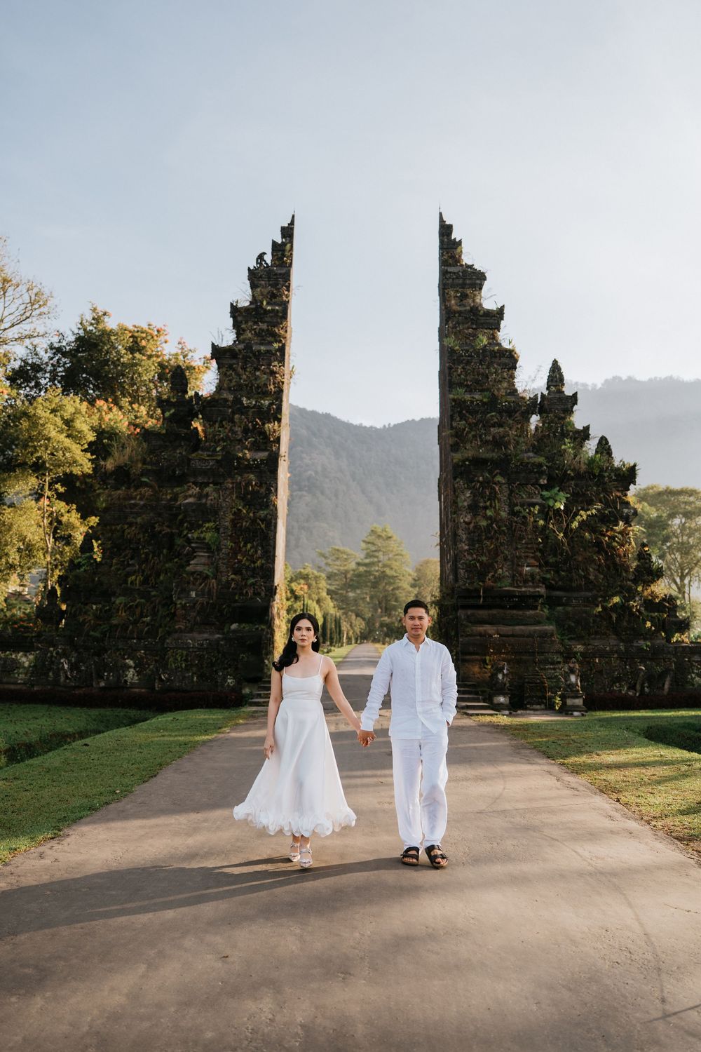 Romantic couple photoshoot services in Bali Handara Gate
