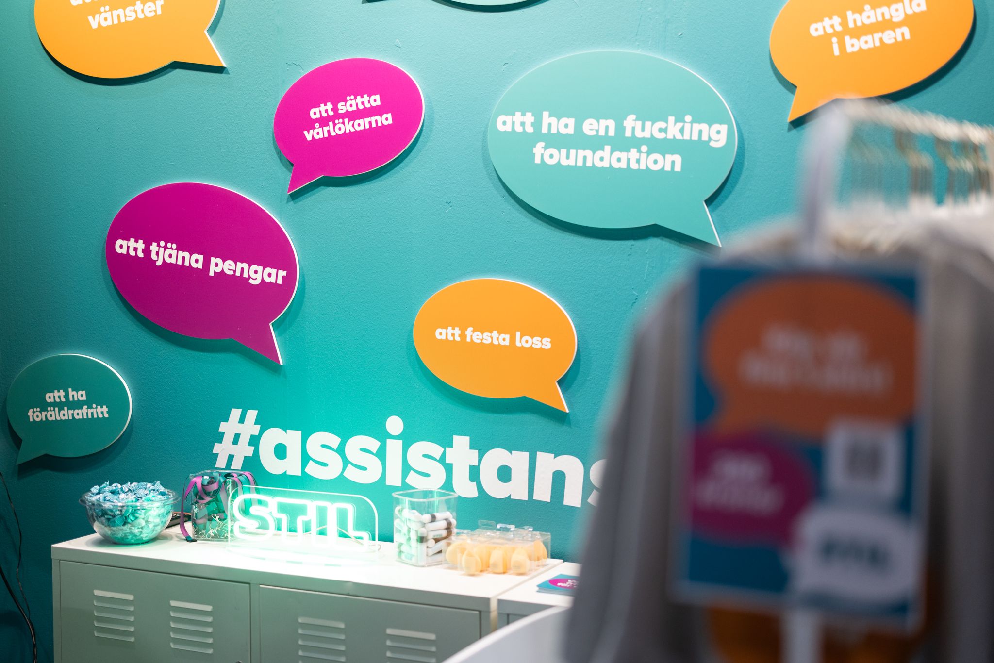 Colorful speech bubbles and hashtag stickers displayed on a turquoise background with text overlay.