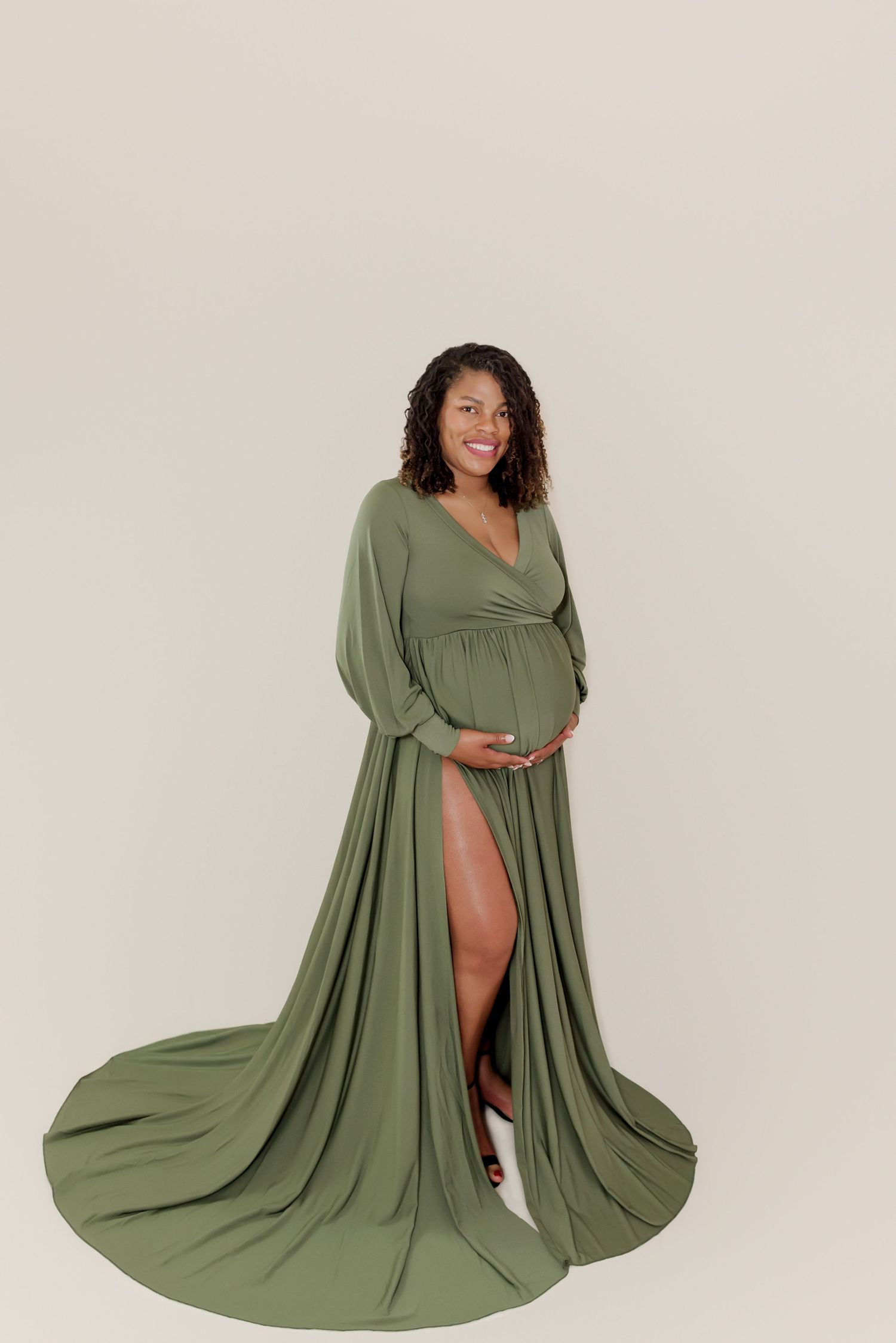 Maternity Photographer in Durham, NC with Tangmo Choi Photography. Raleigh Durham Photographer. Studio photographer in Durham, NC