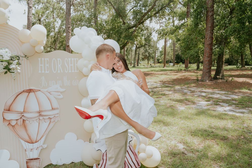 Fotografía de gender reveal en parque.
Gender reveal photography in park
© Photography by Iela LLC