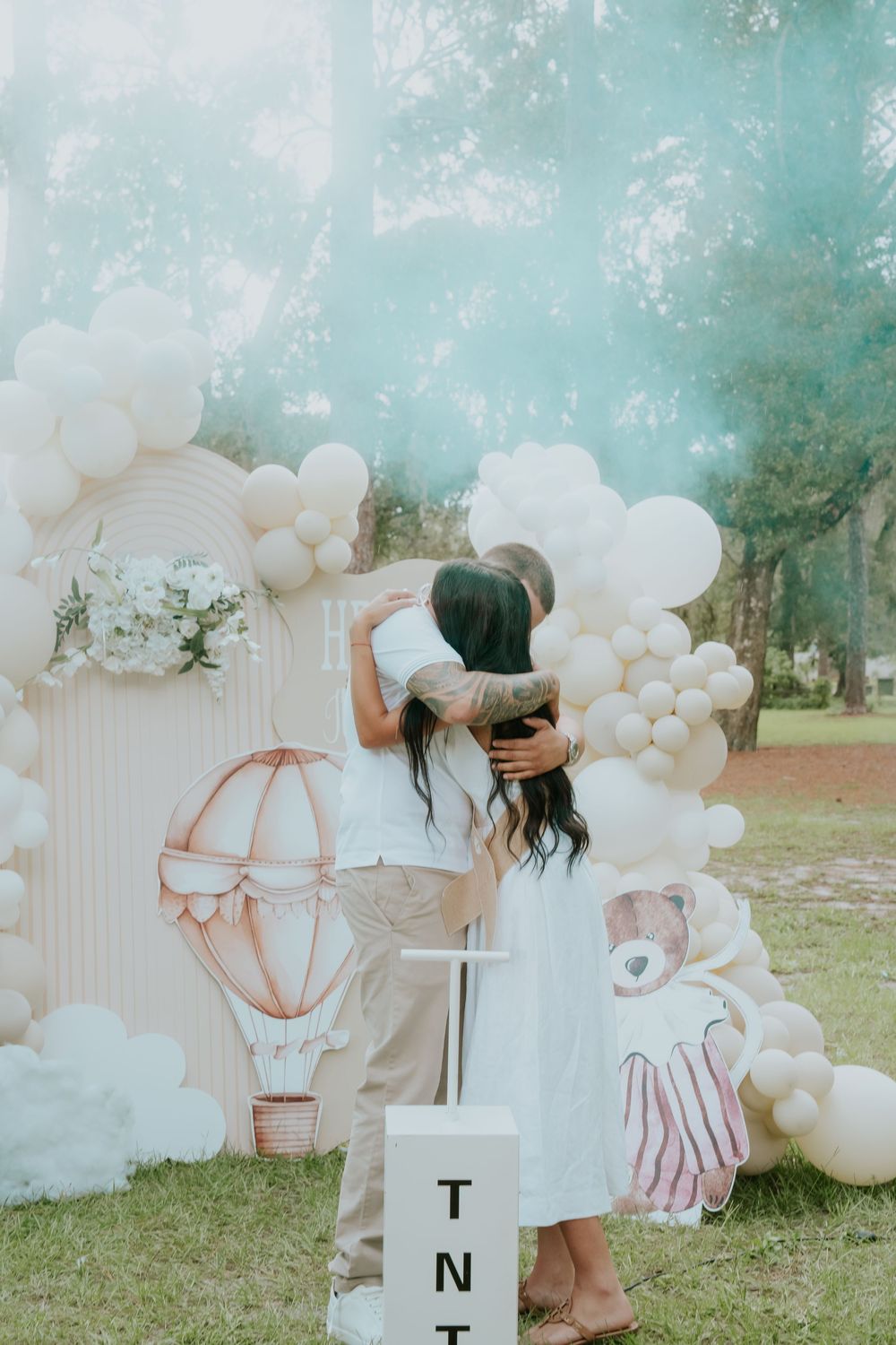 Fotografía de gender reveal en parque.
Gender reveal photography in park
© Photography by Iela LLC