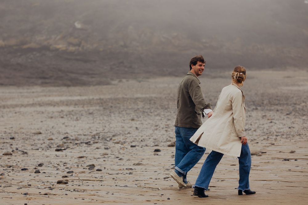 Photographe de mariage en Bretagne et Centre Val de Loire, je propose des séances engagements pour des photos authentiques et uniques.