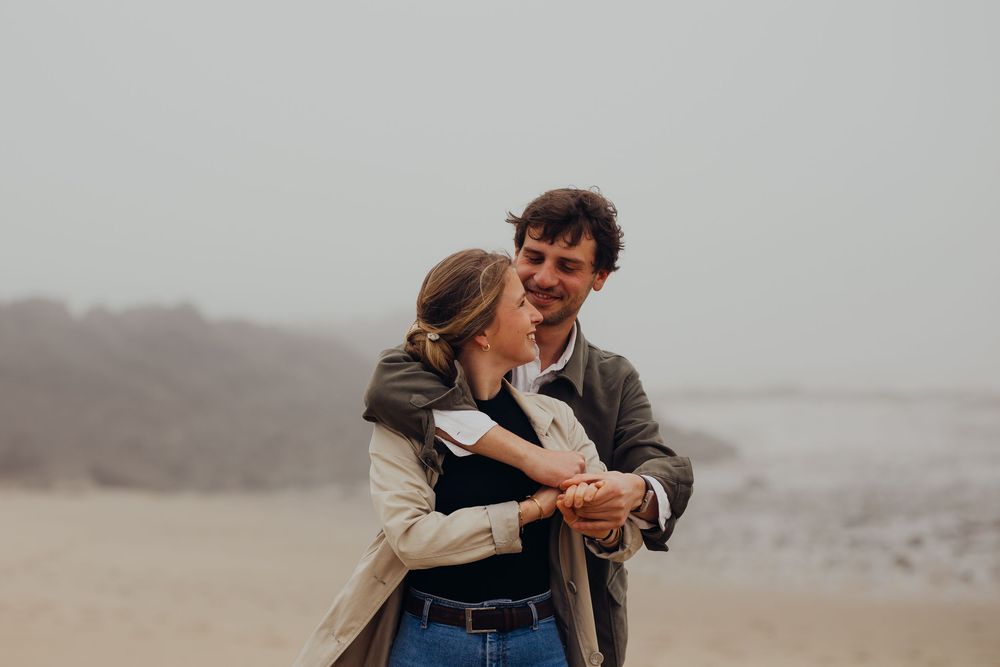 Photographe de mariage en Bretagne et Centre Val de Loire, je propose des séances engagements pour des photos authentiques et uniques.