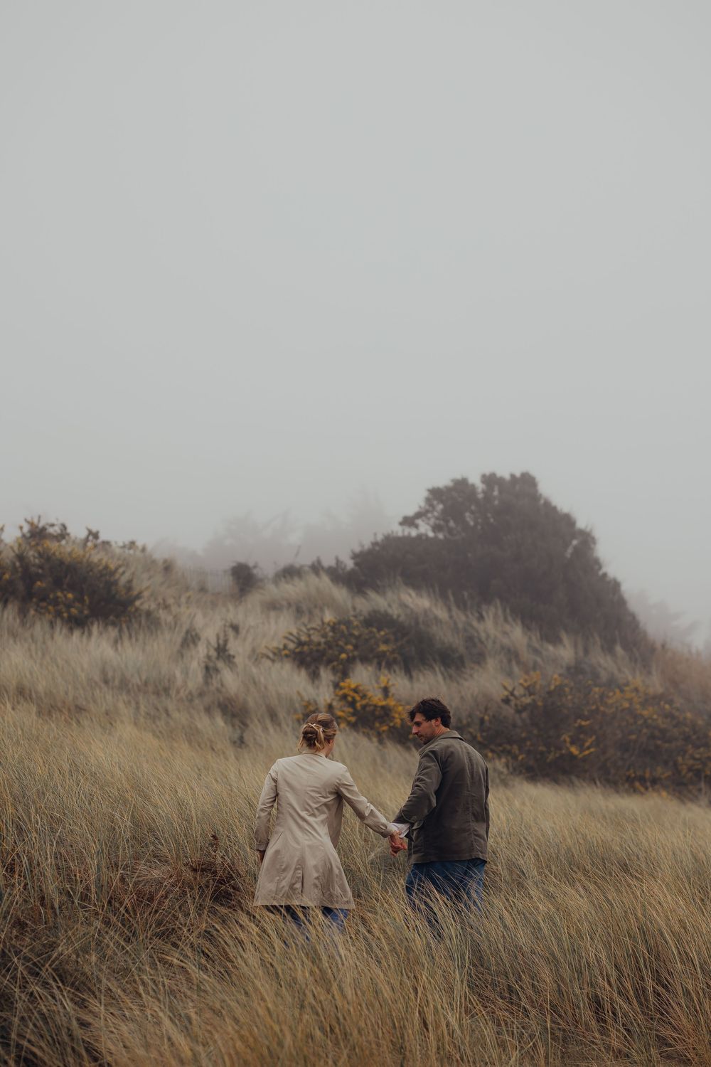 Photographe de mariage en Bretagne et Centre Val de Loire, je propose des séances engagements pour des photos authentiques et uniques.