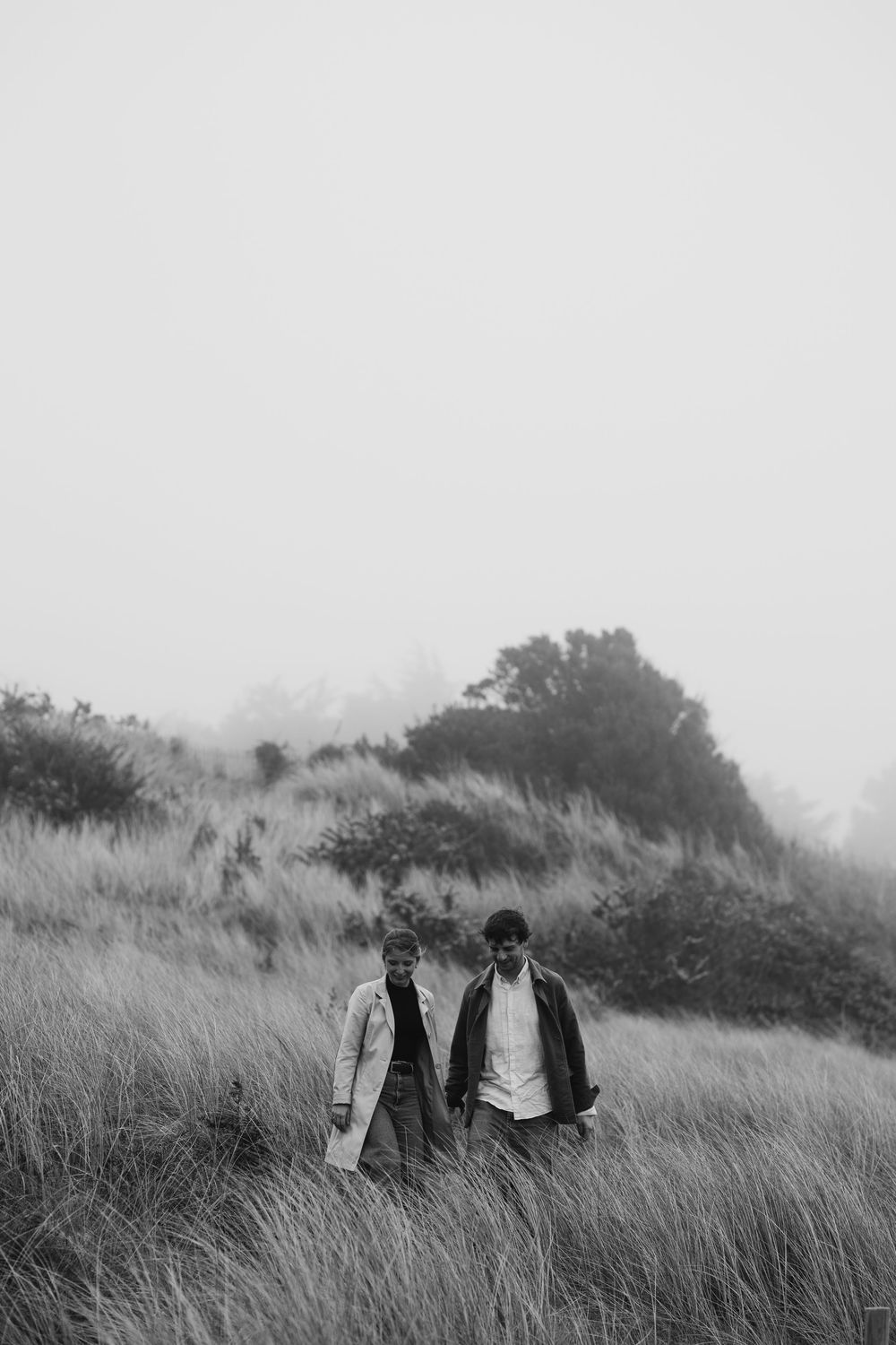 Photographe de mariage en Bretagne et Centre Val de Loire, je propose des séances engagements pour des photos authentiques et uniques.