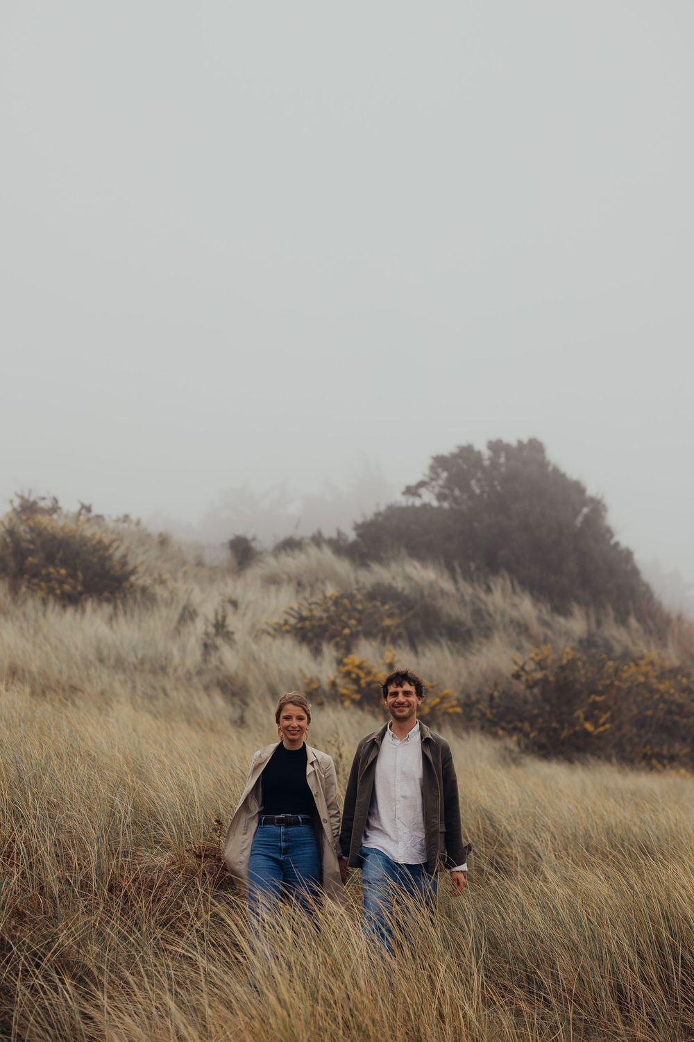 Photographe de mariage en Bretagne et Centre Val de Loire, je propose des séances engagements pour des photos authentiques et uniques.
