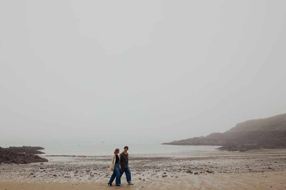 Photographe de mariage en Bretagne et Centre Val de Loire, je propose des séances engagements pour des photos authentiques et uniques.