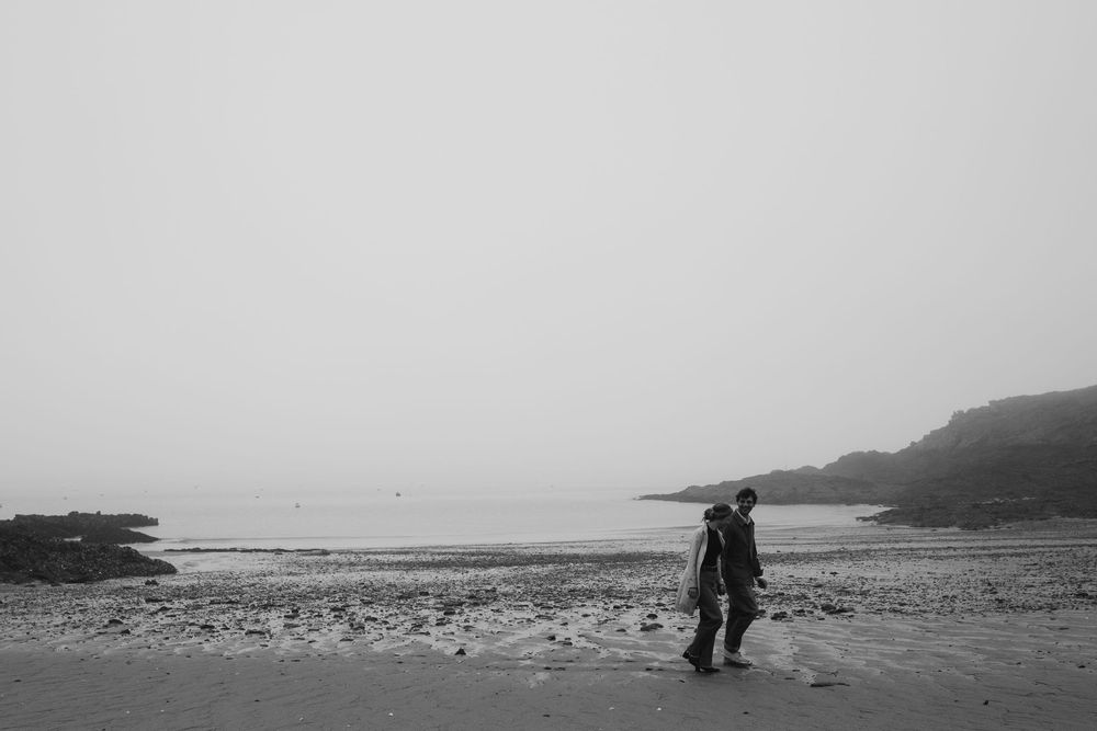 Photographe de mariage en Bretagne et Centre Val de Loire, je propose des séances engagements pour des photos authentiques et uniques.