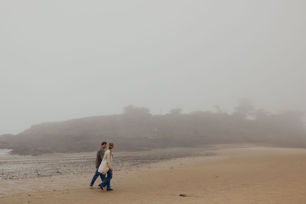 Photographe de mariage en Bretagne et Centre Val de Loire, je propose des séances engagements pour des photos authentiques et uniques.