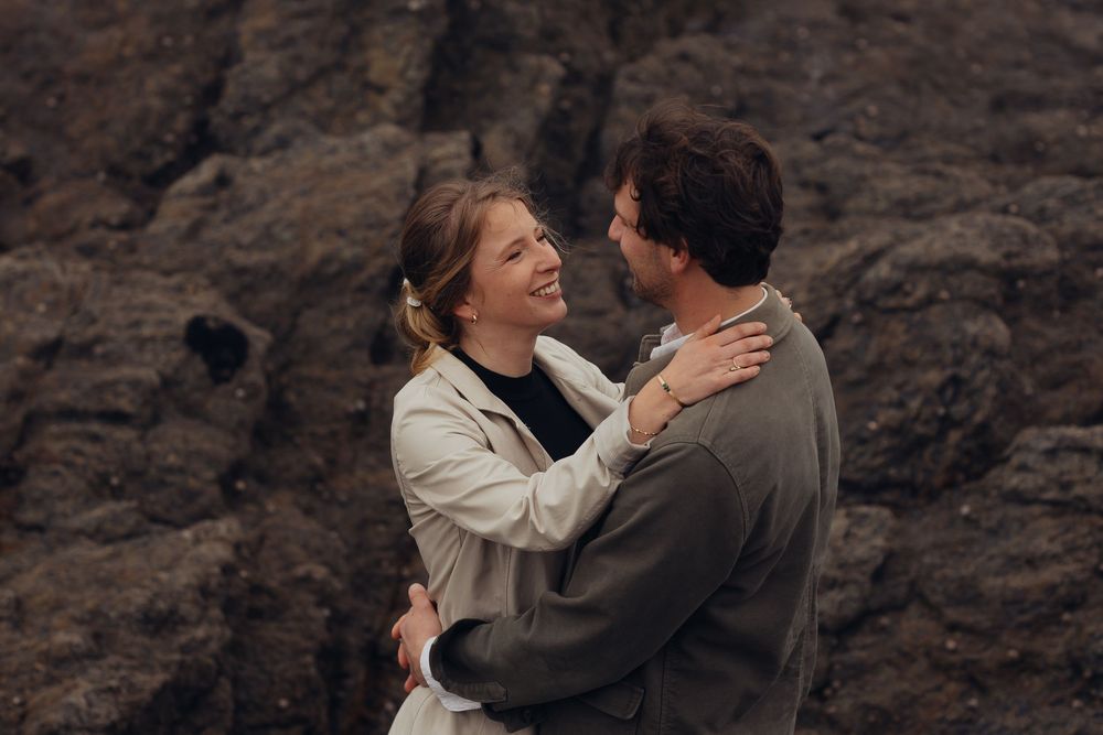 Photographe de mariage en Bretagne et Centre Val de Loire, je propose des séances engagements pour des photos authentiques et uniques.
