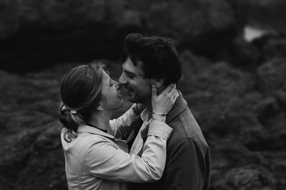 Photographe de mariage en Bretagne et Centre Val de Loire, je propose des séances engagements pour des photos authentiques et uniques.