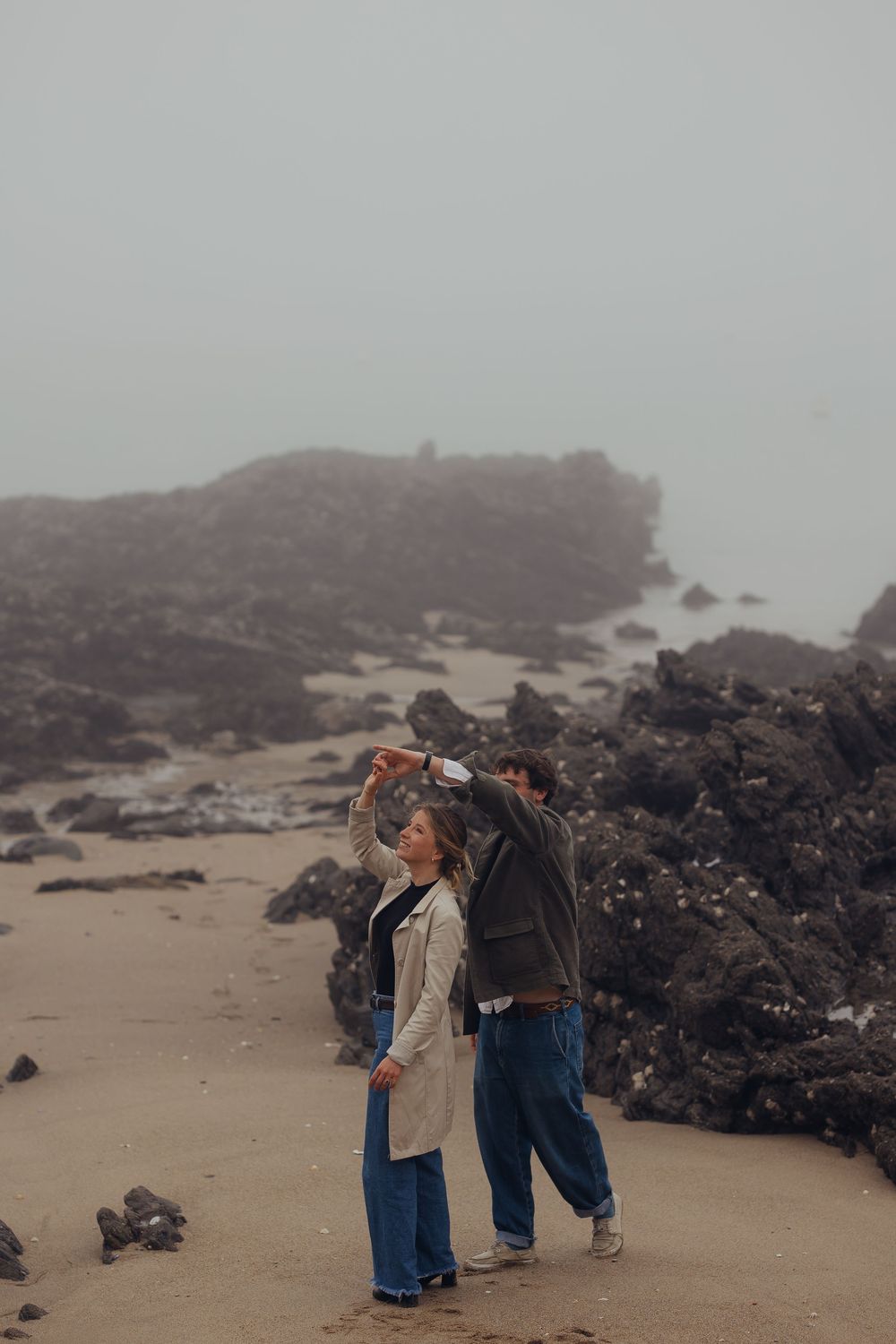 Photographe de mariage en Bretagne et Centre Val de Loire, je propose des séances engagements pour des photos authentiques et uniques.