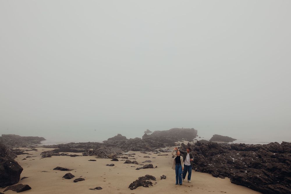 Photographe de mariage en Bretagne et Centre Val de Loire, je propose des séances engagements pour des photos authentiques et uniques.