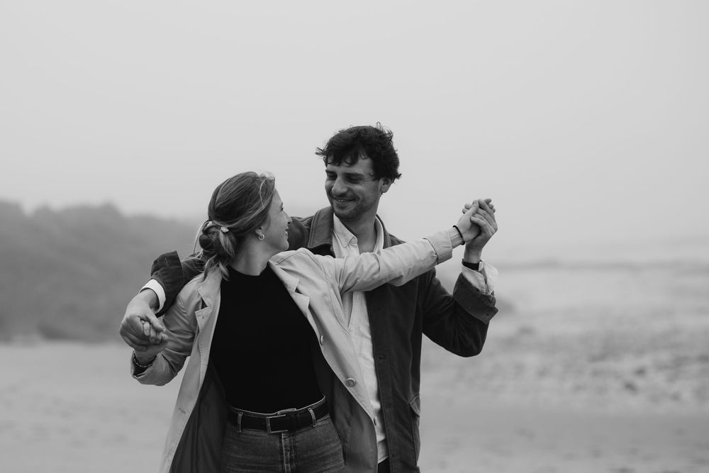 Photographe de mariage en Bretagne et Centre Val de Loire, je propose des séances engagements pour des photos authentiques et uniques.
