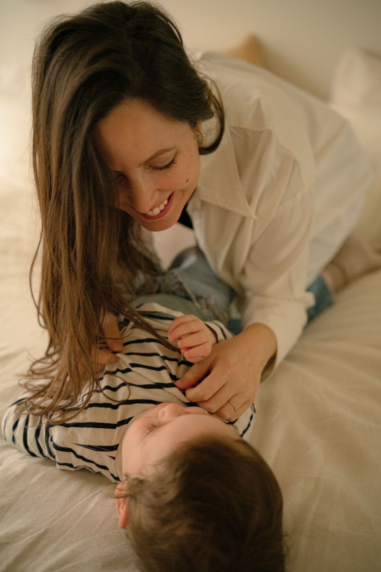 femme en train de jouer avec son enfant lifestyle à son domicile