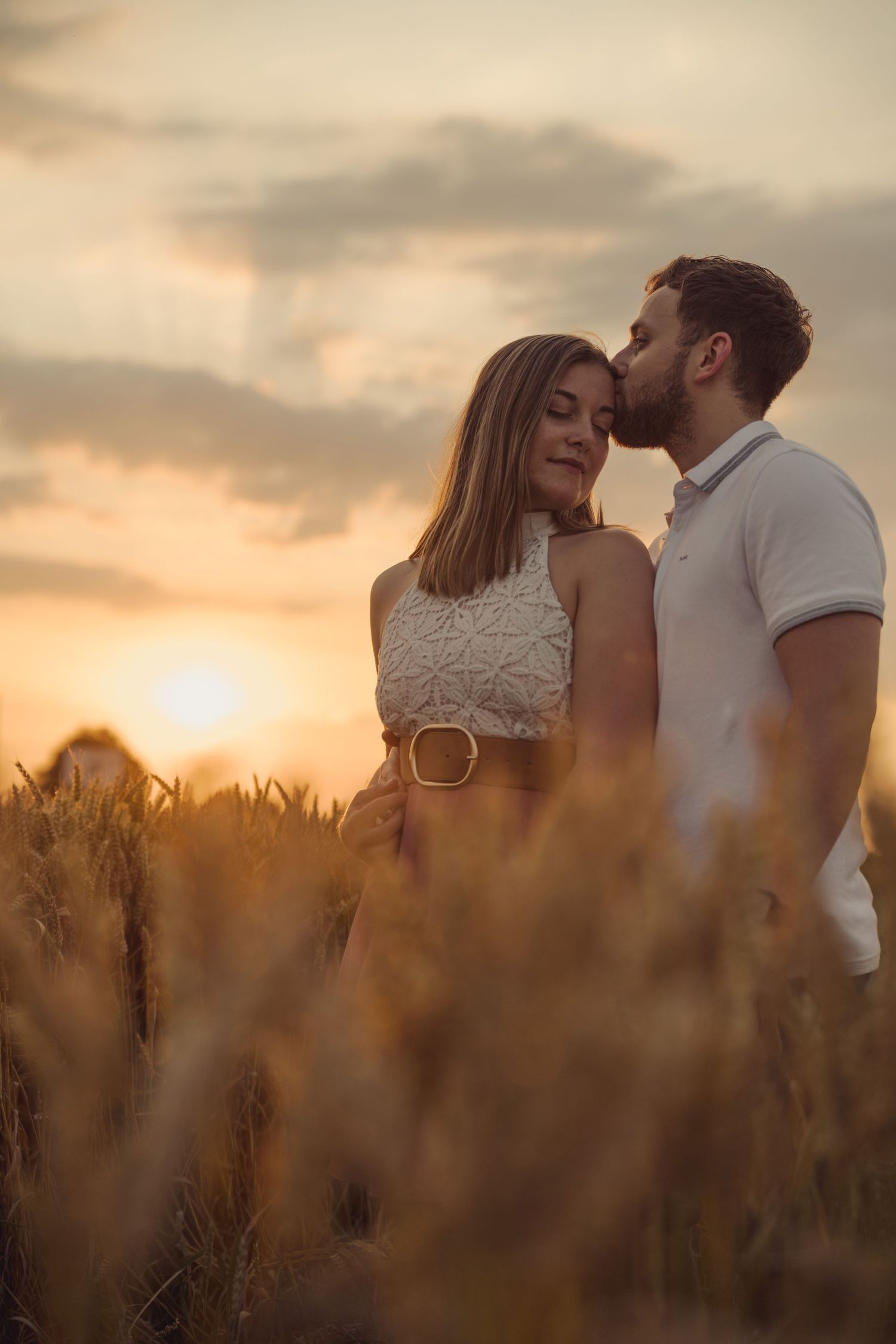 photo d'un couple tendre, coucher de soleil
