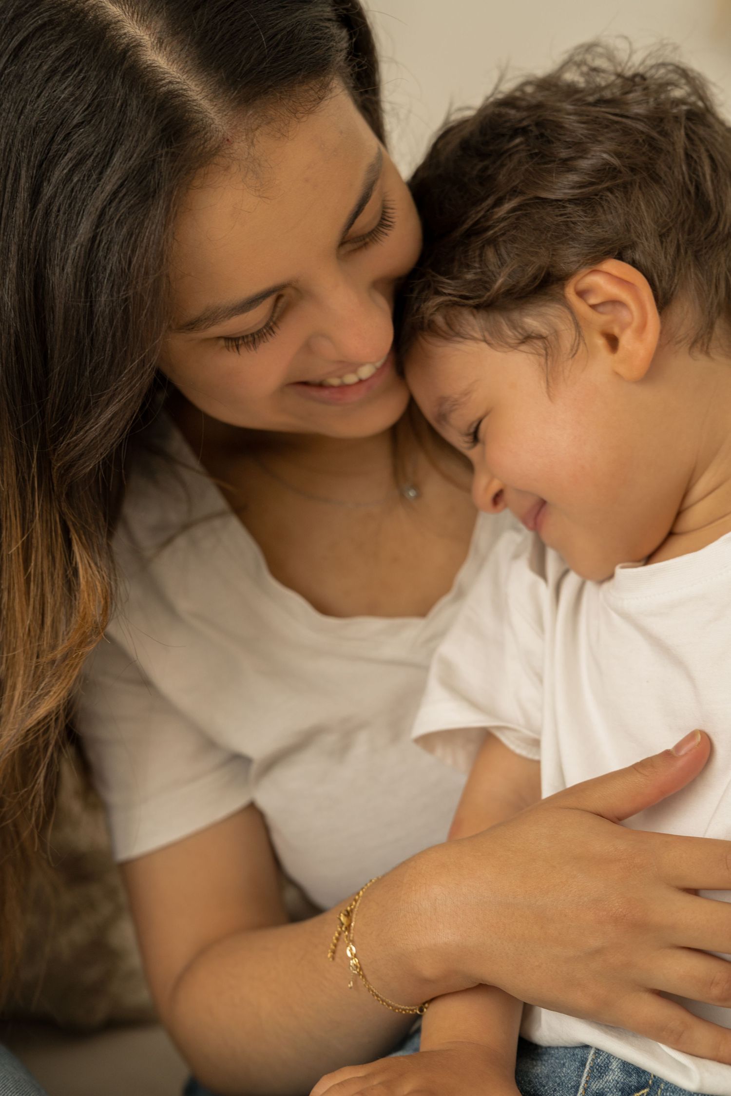 femme et maman en train de faire un calin a son enfant, ambiance chaleureuse à villeparisis