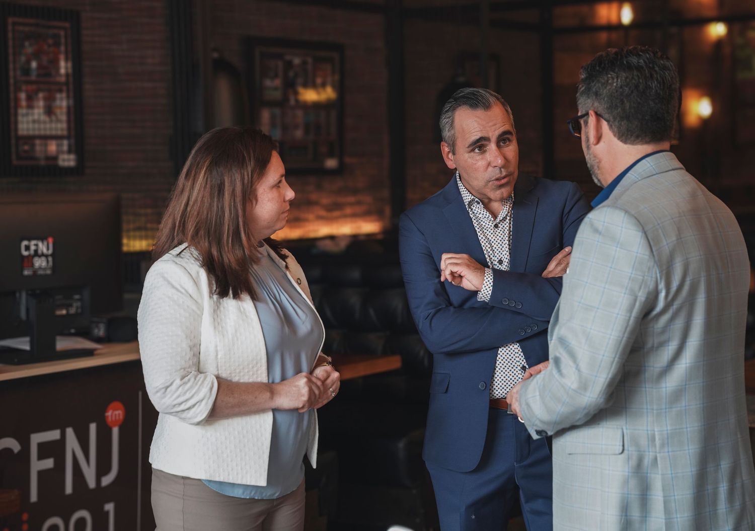 Événement d’entreprise professionnel avec invités et lumière chaleureuse. Cocktail professionnel entre collègues et clients.