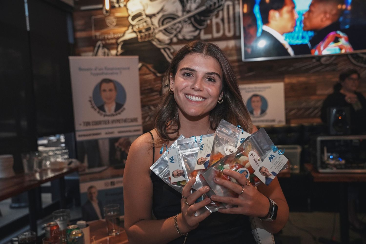 Photographie d’une réception corporative chic avec employés et partenaires. Soirée d’entreprise réussie, rires, discussions et atmosphère.