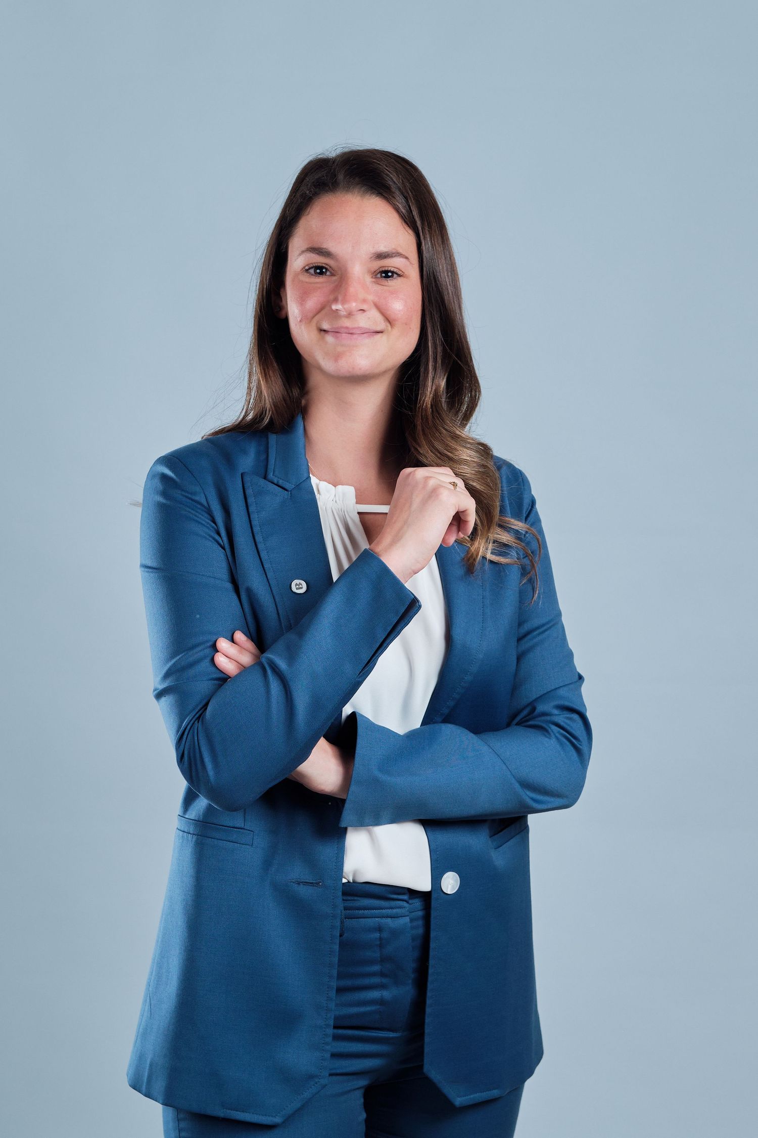 une femme d'affaire en veston bleu