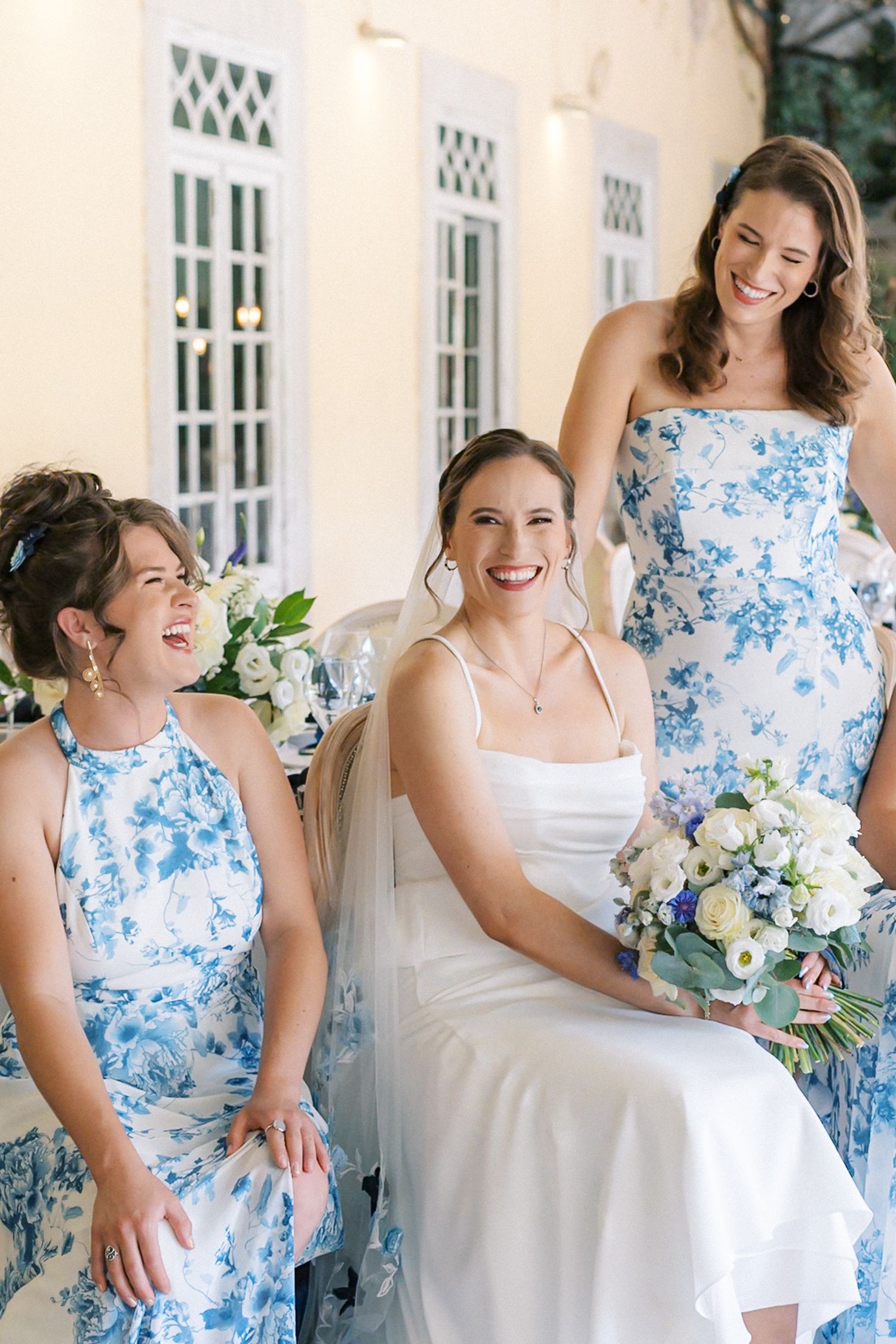 Fun bridal party photos at Quinta do Torneiro, photographed by a Lisbon wedding photographer