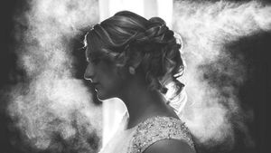 Fotografisanje venčanja 
Spremanje mlade za najuzbudljiviji dan u njenom životu
Fotografija nanošenja laka za kosu na frizuru
Sombor