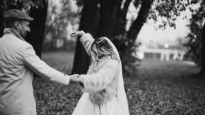 Crno bela fotografija ples mladenaca nakon obavljenog fotografisanja - session u novembru na ušću Beograd