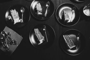 Parce mladenacke torte na tanjiru
Crno bela fotografija