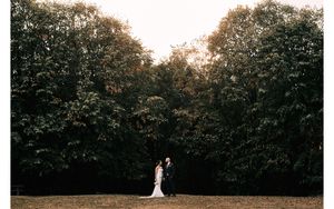 Fotografisanje mlade i mladoženje na dan venčanja u šumi 
Prirodno okruženje i ljubav