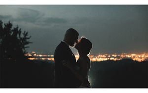 Fotografija mladenaca u doba kada je sunce zašlo
Noćno fotografisanje mladenaca
Session dan posle venčanja
U pozadini su noćna svetla grada
