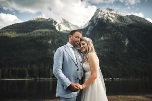 Fotografija mlade i mladoženje u bliskoj pozi
Venčanje u podnožju Alpa
Wedding session Alps
Love emotion
Romantic
Nemačka
Germany