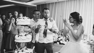 Fotografisanje vencanja
Fotografije vencanje
Mladenacka torta u momentu u kome niko nije izostao sa svojom spontanom reakcijom