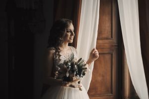 Fotografisanje venčanja 
Mlada sa bidermajerom u ruci pokraj prelepog starog prozora u hotelu Leopold na Petrovaradinskoj tvrđavi 
Novi Sad