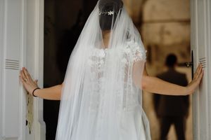 Fotografisanje venčanja 
Mlada u vencanici otvara stara vrata iz kojih se nalazi mladoženja