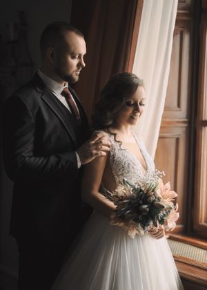 Fotografija mlade i mladoženje pored prozora u hotelu Leopold na Petrovaradinskoj tvrđavi
Prvi susret mladenaca na dan venčanja