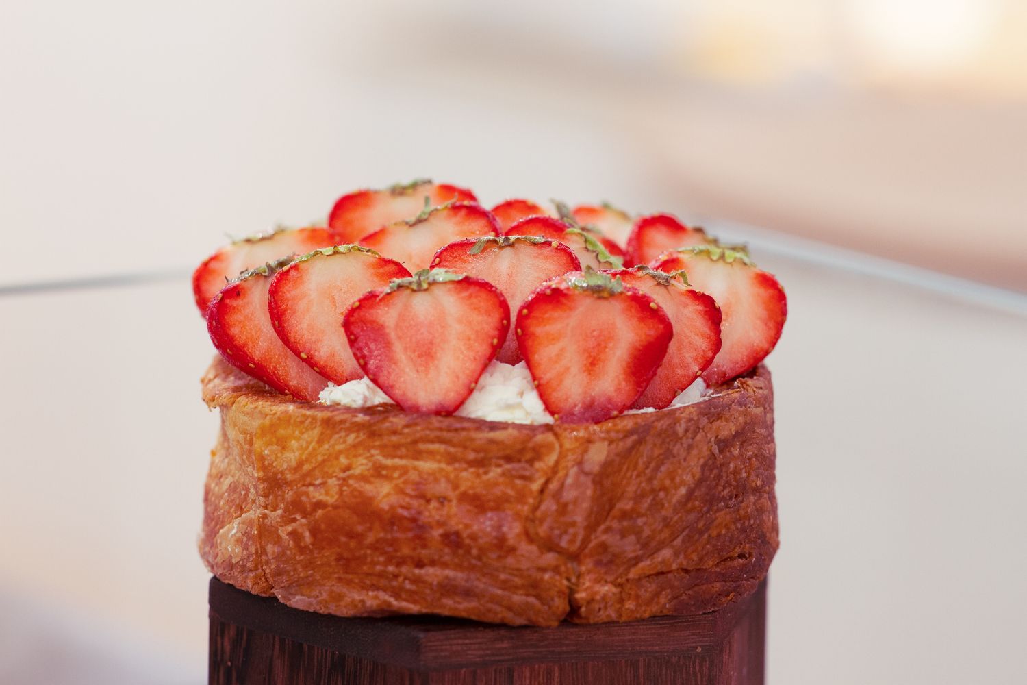 Photo corporate en Isère : un croissant aux fraises graphique lors du salon du Sirha 2025.