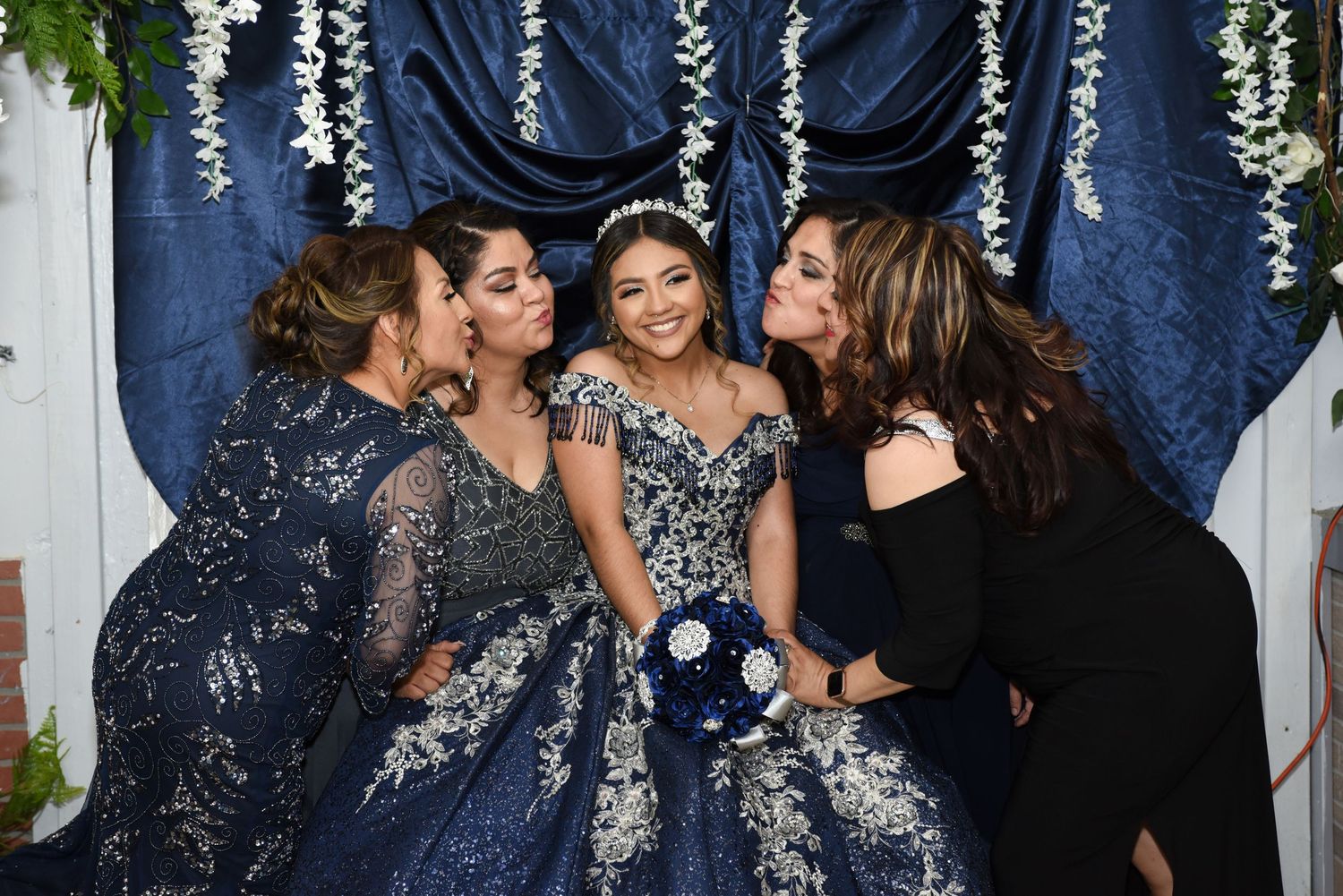 Luxury mirror photo booth rental Dallas for Quinceañera receptions featuring premium guest entertainment and instant printed photos today