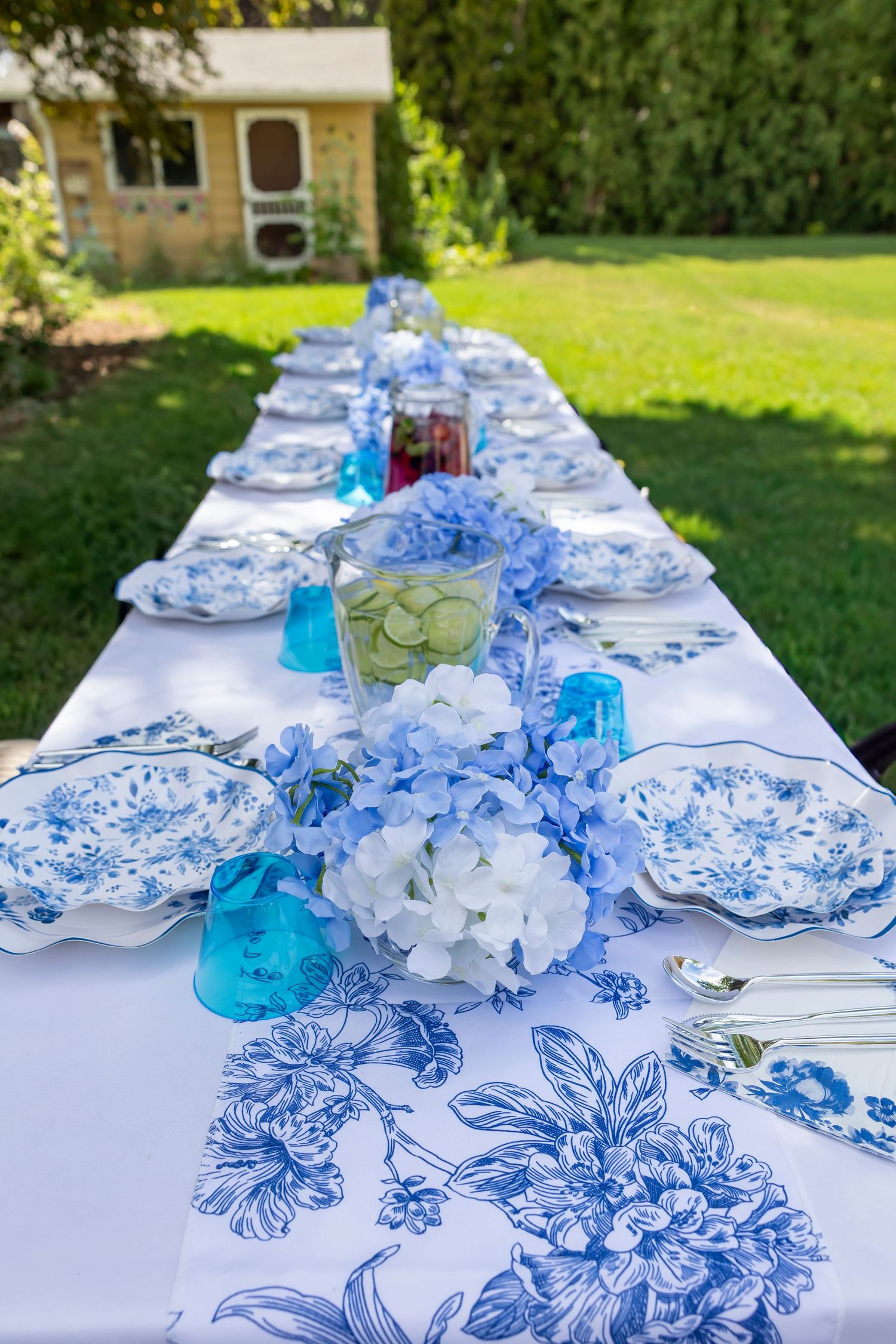 Event table with blue and white decor