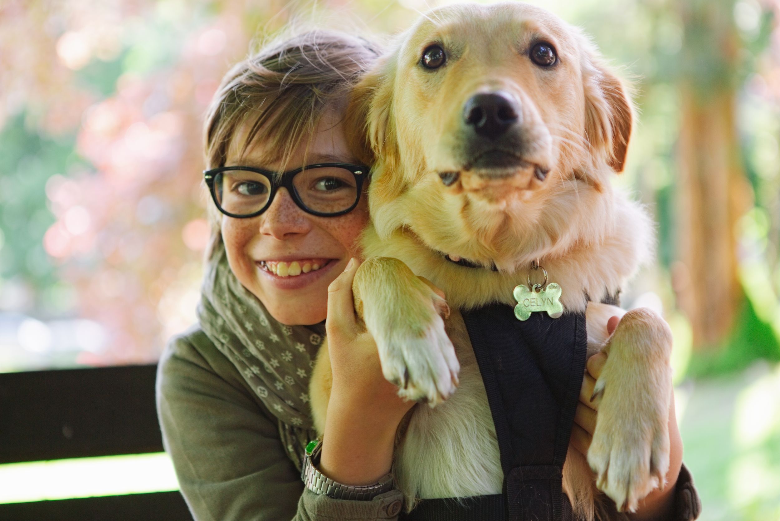 Bambino sorridente insieme al cane di famiglia