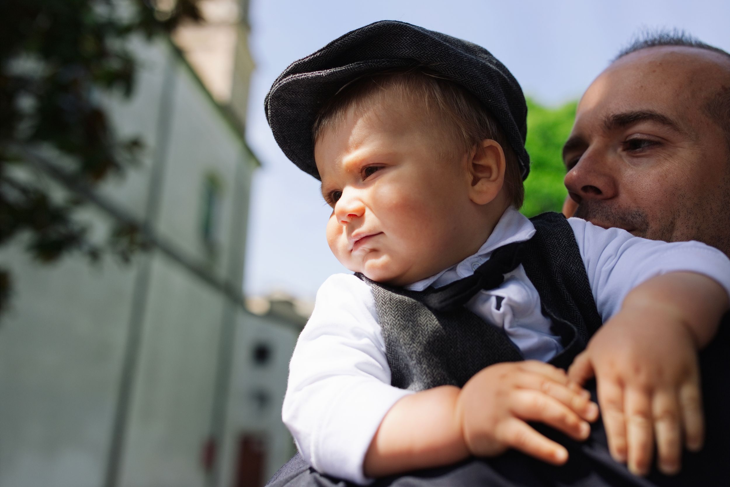 Papà con bambino durante un ritratto di famiglia all’aperto