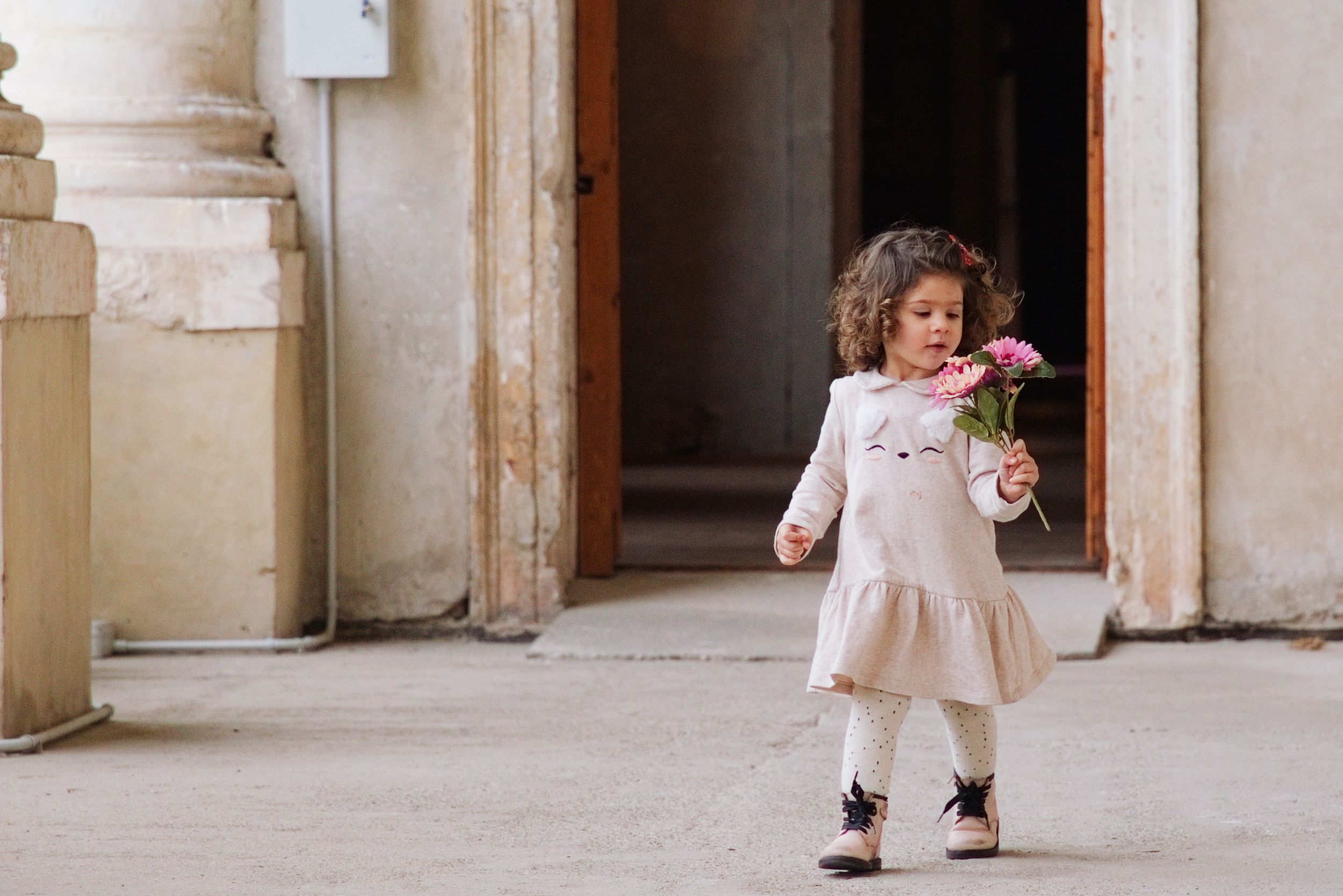 Bambina con bouquet durante un momento di famiglia