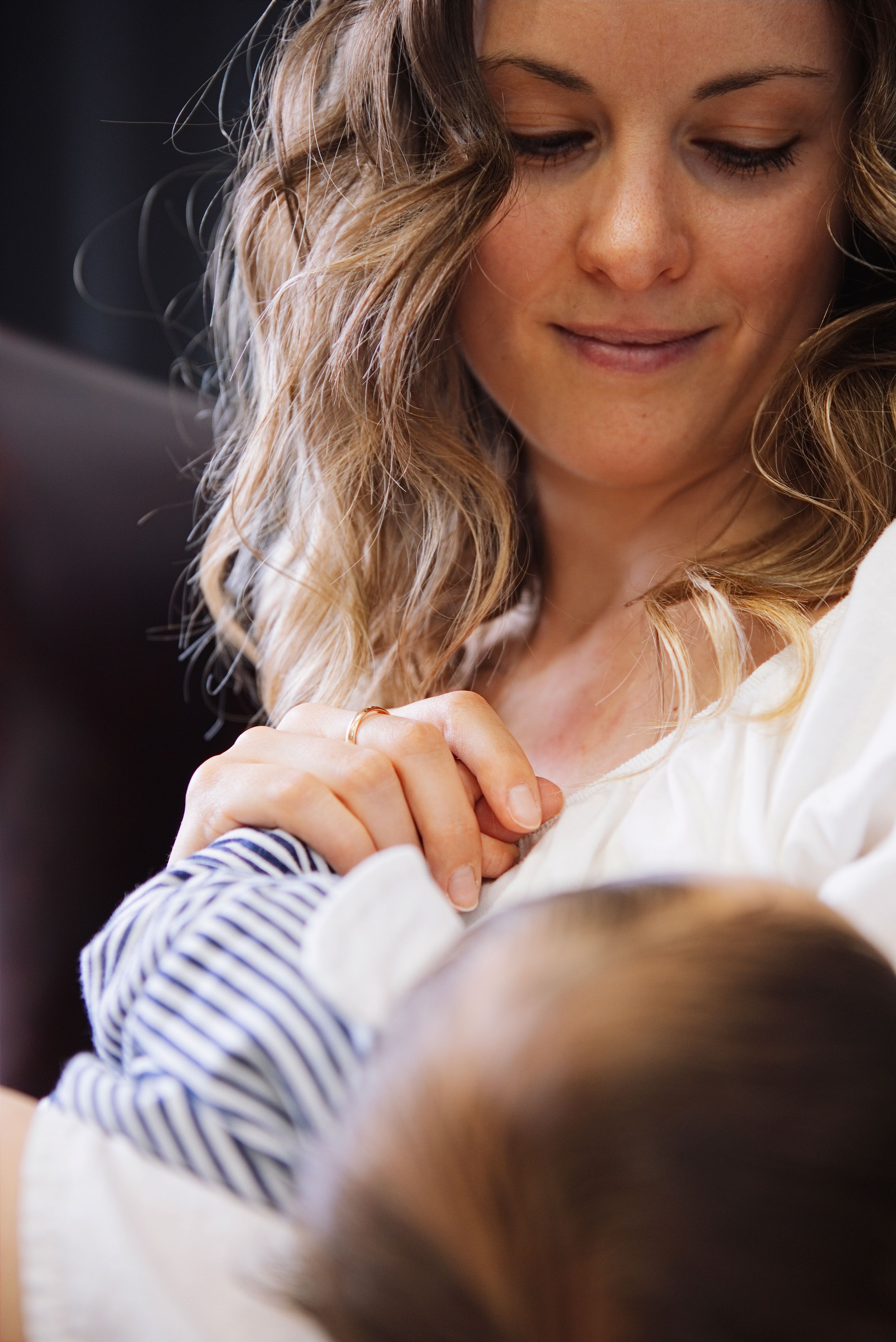 Mamma con bambino durante un momento di tenerezza